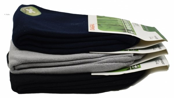 Zestaw skarpet z włókna bambusowego to komfort na co dzień: oddychająca dzianina ogranicza zapachy, technologia THERMO dogrzewa, a elastyczny ściągacz stabilizuje skarpetę na stopie przez cały dzień.