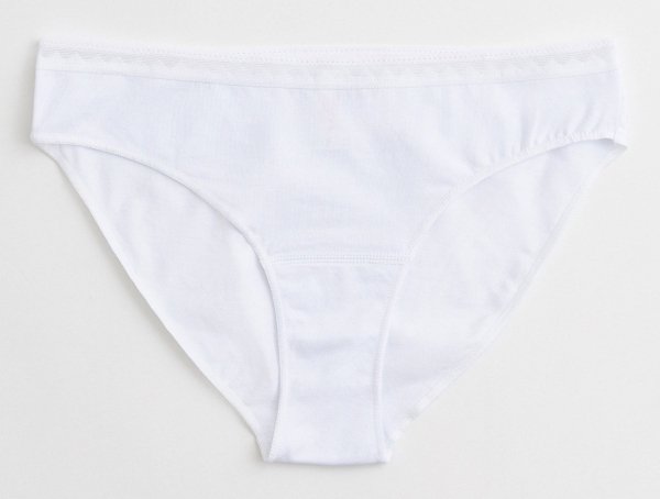 Białe majtki typu bikini ułożone płasko, ukazujące przód. Delikatna, subtelna lamówka w pasie dodaje im lekkości, a prosty krój i gładki materiał podkreślają wygodę i klasyczny styl.