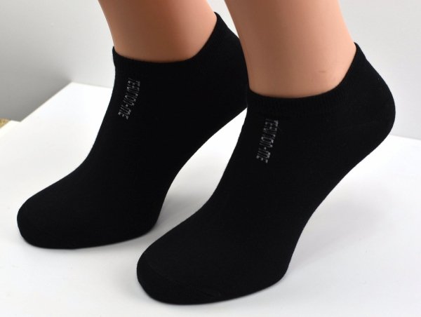 Męskie stopki do sneakersów Aura Via zostały zaprojektowane z myślą o codziennym komforcie. Niski krój, elastyczny materiał i klasyczne kolory sprawiają, że model łatwo dopasować do nowoczesnego, sportowego stylu.