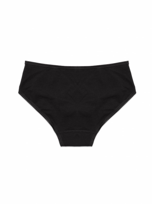 Czarne majtki typu bikini, ułożone płasko na białym tle. Mają klasyczny, prosty krój z lekko podwyższonym stanem. Elastyczny pas i gładki materiał nadają im ponadczasowy charakter i zapewniają dyskrecję pod ubraniami.
