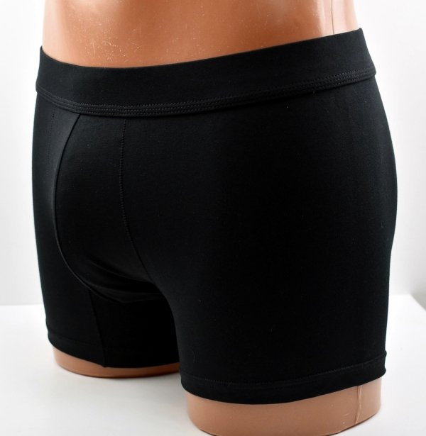 Gładkie czarne bokserki z bawełny pozwalają skórze oddychać i zachowują świeżość przez cały dzień. Minimalistyczny styl dodaje im uniwersalności.