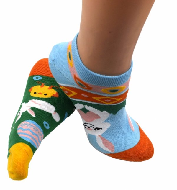 Kolorowy zawrót głowy – skarpetki nie do pary z wielkanocnym wzorem to miękka bawełna i styl w jednym. Idealne do sneakersów i uśmiechu.