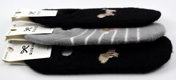 Te włochate stopki damskie wyróżniają się uroczym wzorem pieska w sweterku. Trzy pary w neutralnych kolorach zapewniają zimowy komfort, miękkość i przytulne ciepło każdego dnia.