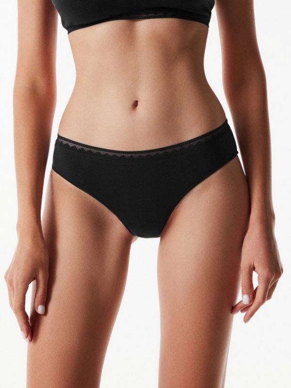 Kobiece majtki Conte Bikini z delikatnym, eleganckim akcentem.