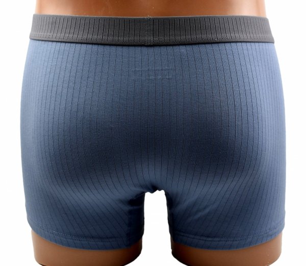 Jeśli cenisz prostotę i jakość, sięgnij po te prążkowane bokserki. Miękka bawełna, klasyczny krój i subtelny pas „Attractive Man” tworzą wygodną bazę pod garnitur, jeansy i sportowe chinosy – przez cały dzień komfortu.