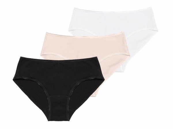 Trzy pary majtek typu bikini w kolorach: czarnym, beżowym i białym, ułożone na sobie. Każda para ma prosty krój i minimalistyczne wykończenie. Klasyczne kolory oraz wygodny fason sprawiają, że są uniwersalne i idealne do codziennego noszenia.