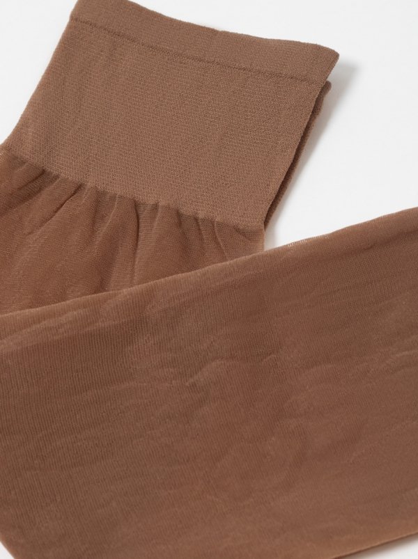 Podkolanówki damskie Tension Soft z witaminą E zapewniają przyjemne uczucie miękkości i komfortu. Półkryjący materiał sprawia, że nogi wyglądają elegancko i estetycznie.