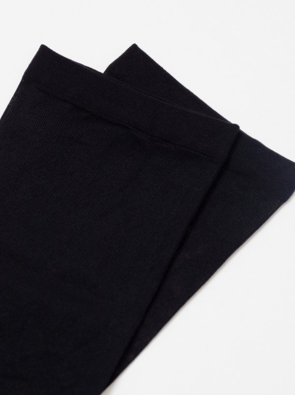 Matowe wykończenie skarpetek CONTE TULLE 30 den dodaje klasy i elegancji każdej stylizacji.