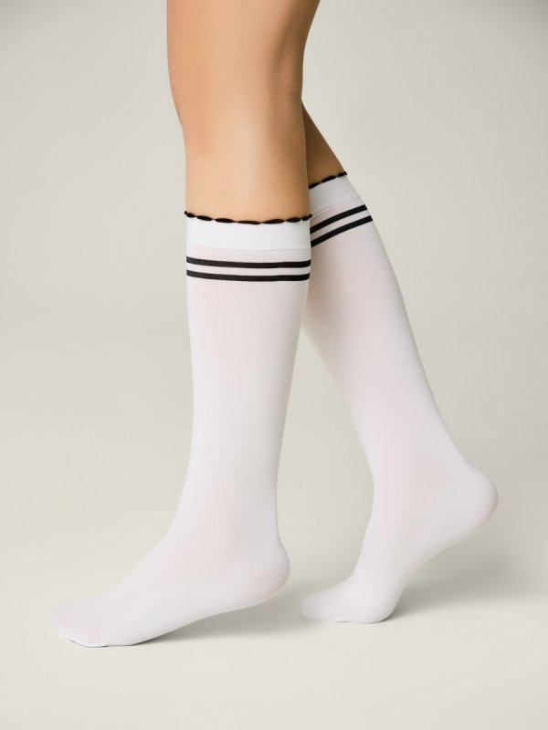 Conte LUCKY to dziewczęce podkolanówki z mikrofibry 60 DEN, które łączą miękkość, trwałość i urok. Elastyczne i gęste, doskonałe do szkoły i eleganckich stylizacji.