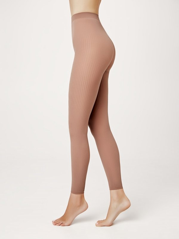 Conte Casual – legginsy damskie 100 den z prążkowaną fakturą. Matowe, z płaskim szwem i bawełnianym klinem, idealne na chłodniejsze dni i różne okazje.