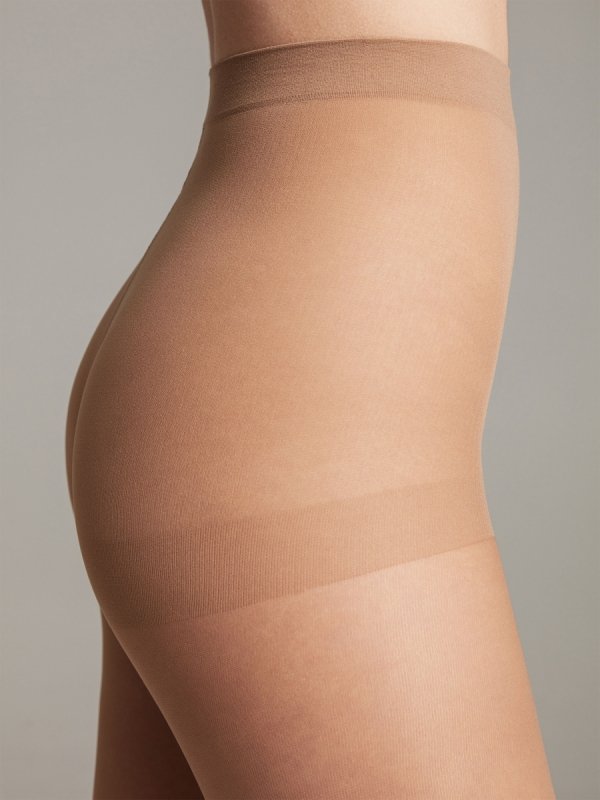 Eleganckie rajstopy Conte SOLO 40 DEN są lekkie, miękkie i odporne na uszkodzenia. Dzięki wzmocnionemu tułowi oraz elastycznemu materiałowi idealnie dopasowują się do sylwetki i podkreślają kobiece nogi.