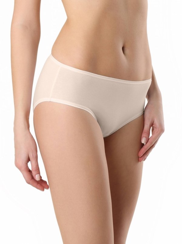 Beżowe majtki typu bikini, widok od boku na modelce. Majtki posiadają prosty krój i gładkie wykończenie, co zapewnia dyskrecję pod ubraniem. Ich skład (bawełna z dodatkiem elastanu) gwarantuje wygodę i elastyczność.