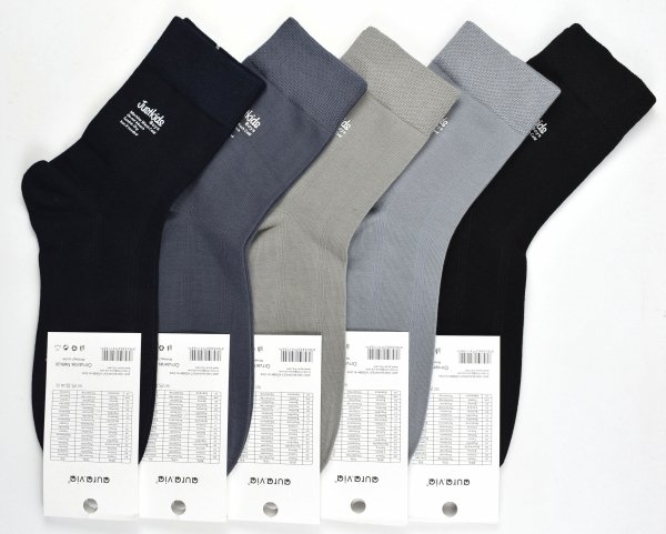 Aura.Via przedstawia skarpetki, które rozumieją mężczyzn – eleganckie, wygodne i z nutą humoru w postaci napisu „Justkids Boys”.