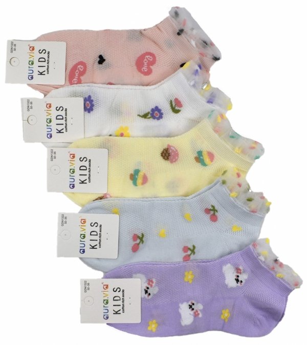 Dziecięce stopki z koronkową falbanką to must-have każdej małej fashionistki! Ażurkowa góra, pastelowe kolory i wesołe wzory sprawiają, że te skarpetki idealnie nadają się na lato i do zabawy.