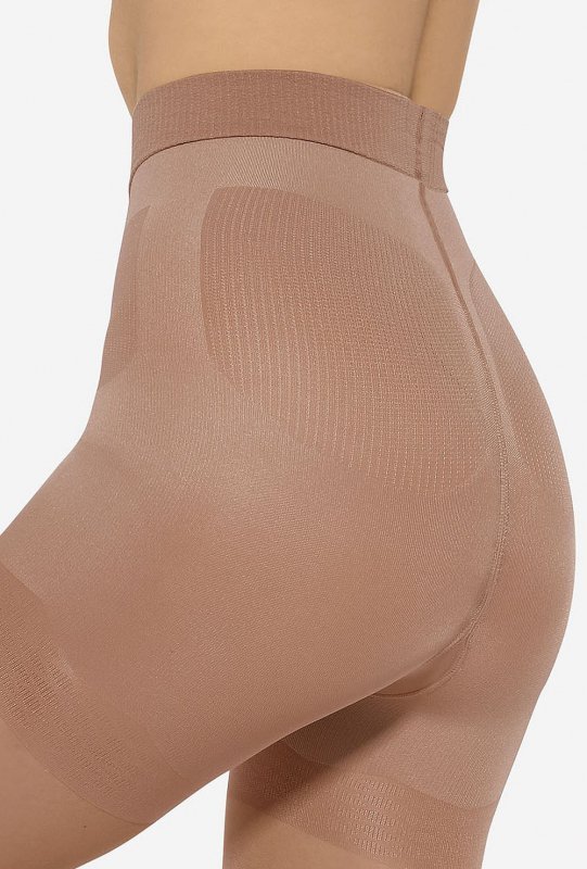 Wysmuklające rajstopy 20 den Body Lift Up to połączenie estetyki i funkcjonalności. Delikatny materiał wygładza skórę, a część modelująca poprawia proporcje sylwetki.