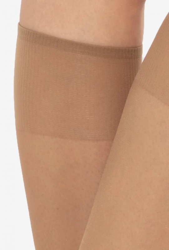 Jeśli szukasz lekkich podkolanówek damskich, Gatta AVI 2-pak będzie świetnym wyborem. Gładka struktura, grubość 15 Den i elastyczna dzianina z Lycra zapewniają idealne dopasowanie oraz subtelny wygląd na nodze.