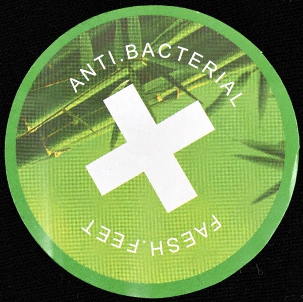 Skarpetki garniturowe Aura.Via z włókna bambusowego to przewiewność i elegancja w jednym. Naturalne właściwości materiału ograniczają zapachy, a płaskie szwy dbają o komfort. Zestaw 5 par w ponadczasowych barwach.