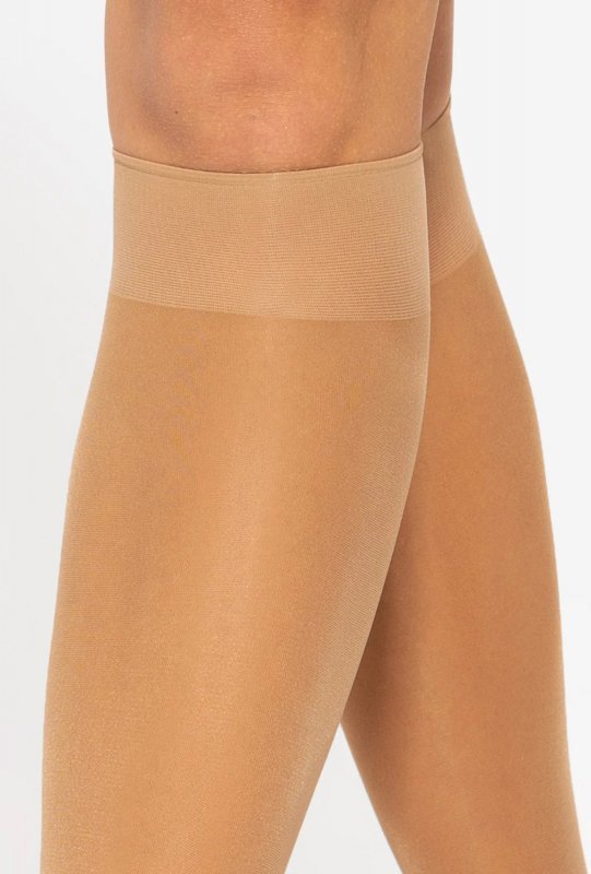 W Microfibra 40 DEN wygoda spotyka elegancję. Podkolanówki są kryjące, miękkie, a elastyczny ściągacz nie zostawia śladów. Gładki palec i klasyczny wygląd pasują do balerinek, mokasynów i kozaków.