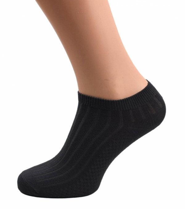 Krótkie skarpety bambusowe męskie to świetny wybór do sneakersów, trampek i obuwia sportowego. Delikatna dzianina z bambusem otula stopę miękkością i wspiera przyjemny mikroklimat w bucie.