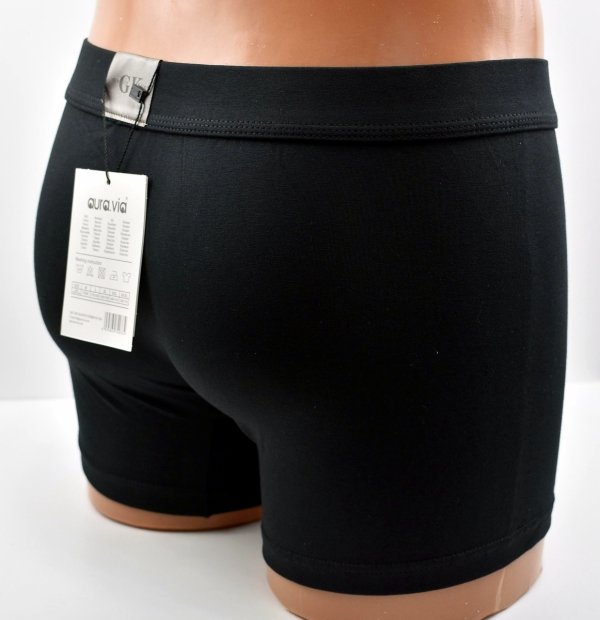 Czarne bokserki z miękkiej bawełny zapewniają równowagę między wygodą i funkcjonalnością. Gładki materiał sprawia, że dopasowują się idealnie.