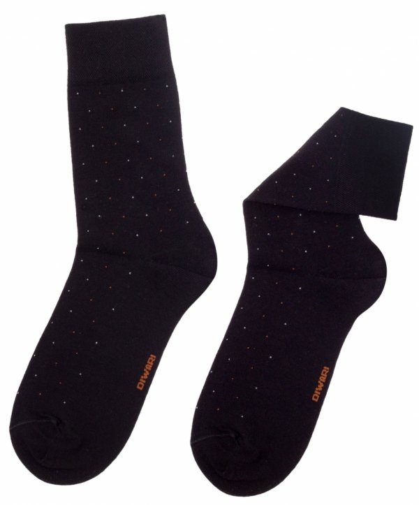 Szukasz klasycznych skarpetek w czerni? DIWARI CLASSIC z bawełny czesanej to idealny wybór. Subtelne kropki dodają stylu, a anatomiczna gumka dba o komfort przez cały dzień.