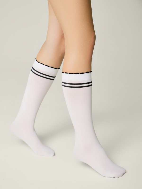 Modne i komfortowe podkolanówki dla dziewczynek Conte LUCKY wykonane z miękkiej mikrofibry 3D. Idealne dopasowanie i subtelny design na każdą okazję.