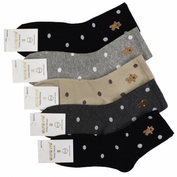 Urocze skarpetki damskie z bawełny w grochy z haftowanym misiem. Miękkie i trwałe – idealne na każdy dzień, gdy liczy się wygoda i dobry humor.