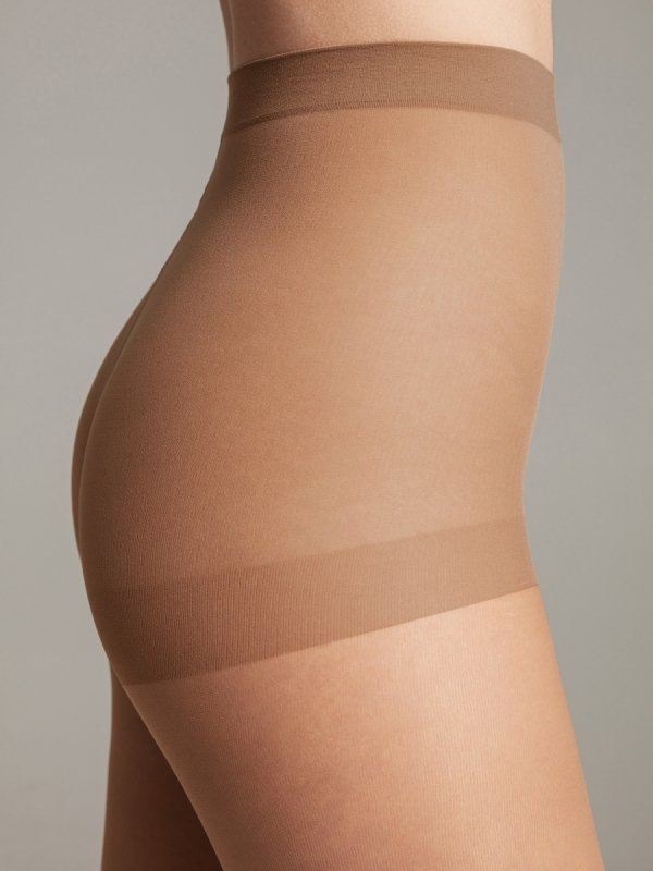 Półmatowe rajstopy Conte SOLO 40 DEN idealnie łączą trwałość z delikatnością w dotyku.