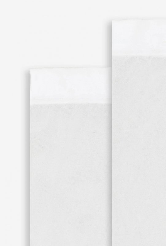 Dziecięce podkolanówki Antonella marki Gatta zostały stworzone z myślą o eleganckich stylizacjach. Transparentny materiał, gładka struktura i komfortowy ściągacz czynią z nich praktyczny i estetyczny dodatek na uroczystości.