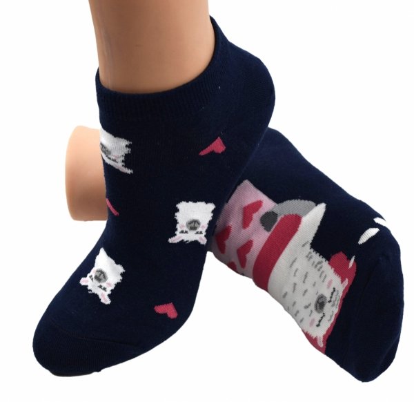 Zabawne stopki Aura.Via to codzienny komfort w radosnej odsłonie. Płaskie szwy, delikatny materiał i llama w serduszkach – jak tu ich nie kochać?