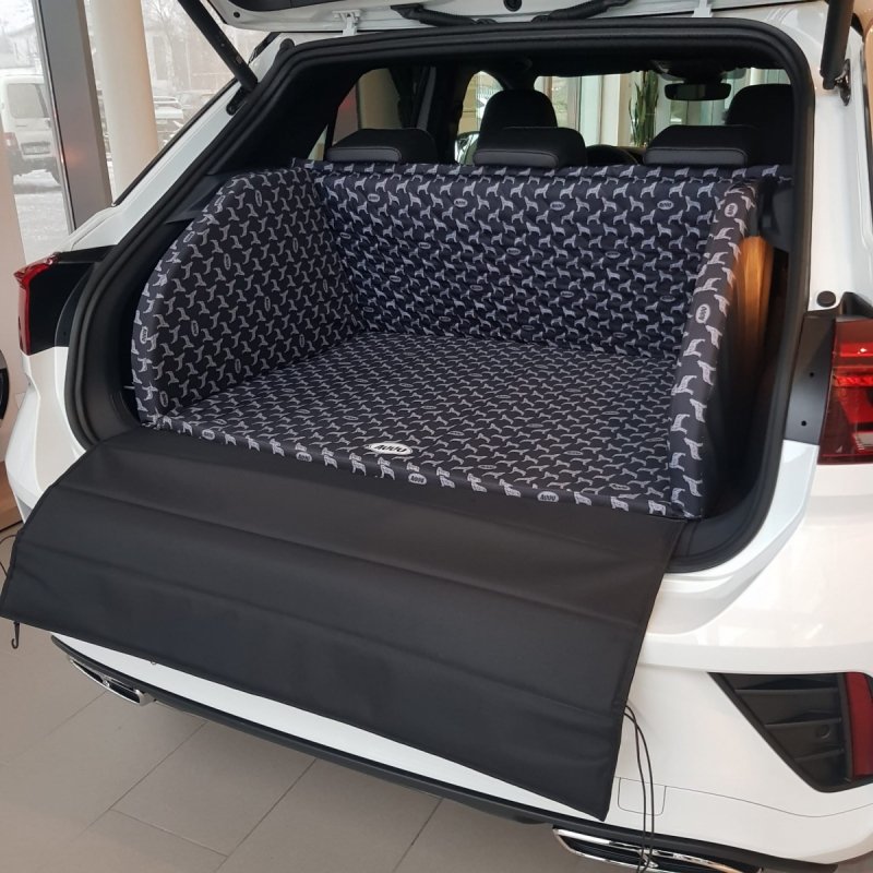 Mata samochodowa dla Psa do bagażnika - Wilczy Zew (realizacja  - Volkswagen T-Roc)) 