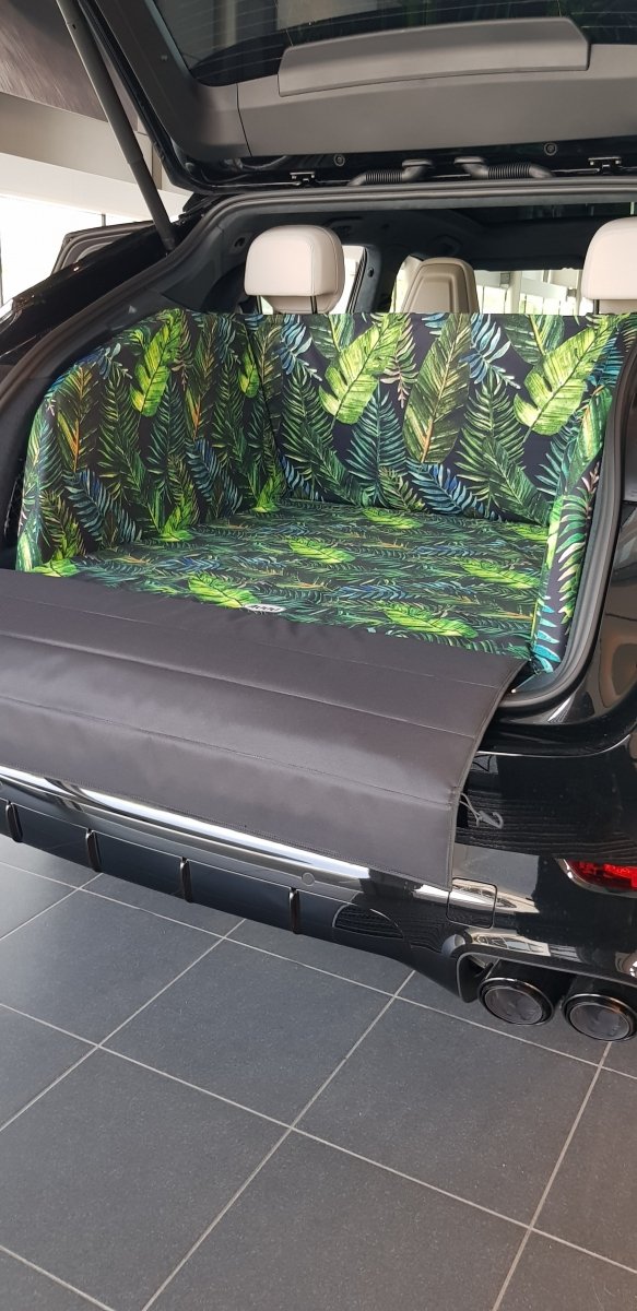 Mata samochodowa dla Psa do bagażnika - W Palmowym Klimacie (realizacja  - Porsche Cayenne GTS Coupe) 