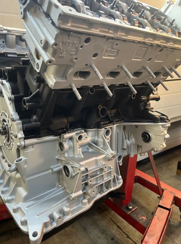 Silnik Audi 4.2 TDI V8 na stojaku montażowym – widok ukośny.