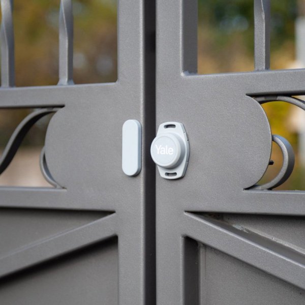 Yale Inteligentny sterownik do bram 1x Smart Opener , 1x Door Position Sensor, 2x Dodatkowy kabel, 2x Taśma instalacyjna