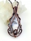 Opal dendrytowy – zawieszka z drutu miedzianego o wymiarach 4.5x2 cm