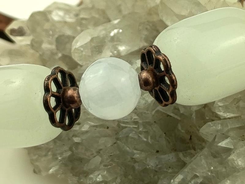 Damska bransoletka miedziana z białym agatem i selenitem, rękodzieło