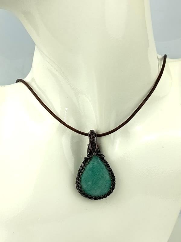 Wisior miedziany na rzemieniu naturalnym z amazonitem – kamieniem prawdy, komunikacji i harmonii