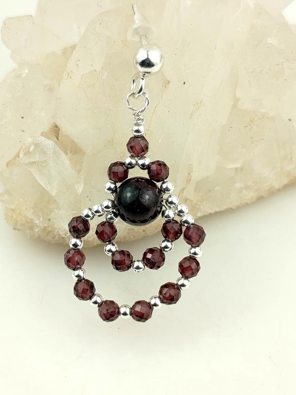 Kolczyki ze srebra Ag999 z granatem dla zachodniego znaku Barana, Lwa i Skorpiona oraz chińskiego znaku Szczura i Smoka