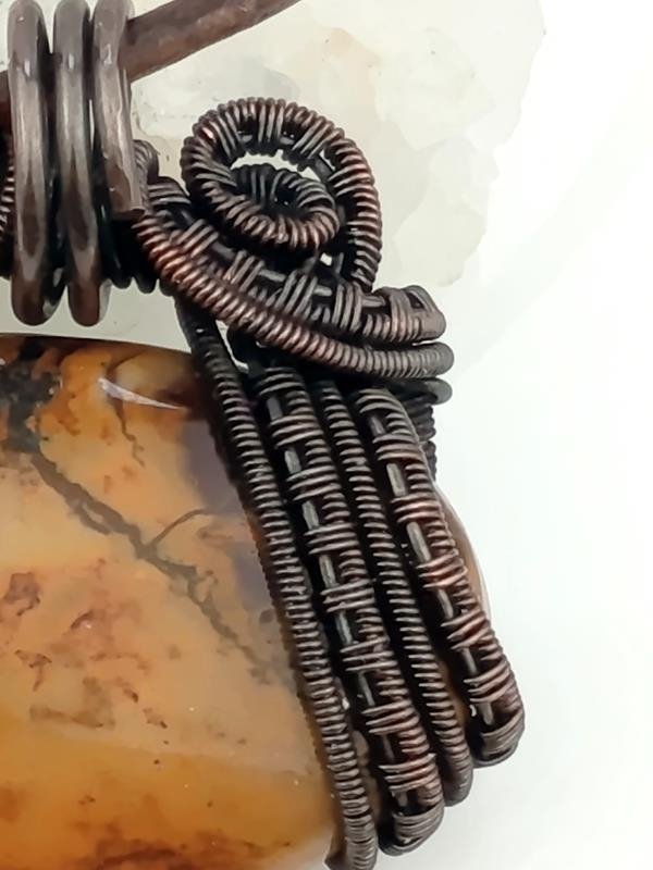 Wisiorek miedziany z jaspisem mookait dla znaku Panny i Koziorożca