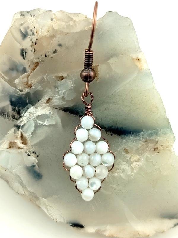 Prezent dla artystki, pisarki - kolczyki miedziane z kulkami masy perłowej