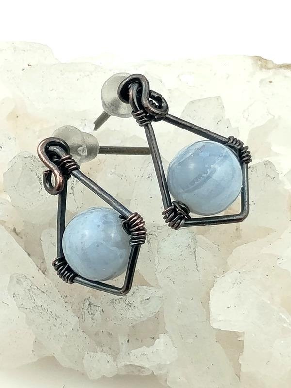 Prezent dla nauczycielki - kolczyki miedziane z niebieskim agatem koronkowym