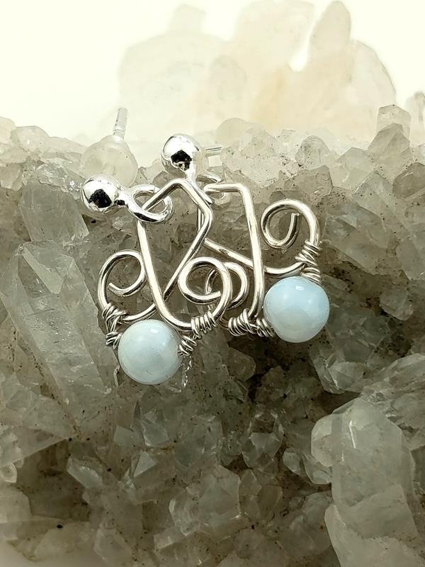 Niebieski agat koronkowy - damskie kolczyki z drutu srebrnego na sztyftach, rękodzieło