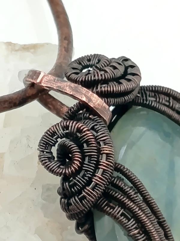 Prezent dla pisarki, dziennikarki czy redaktorki  – wisiorek miedziany z akwamarynem