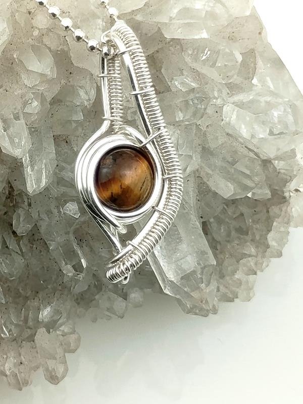 Zawieszka srebro Ag999 z tygrysim okiem, wymiary 2.3x1 cm, łańcuszek 42 plus 3 cm Ag925, waga 3.4 grama, rękodzieło