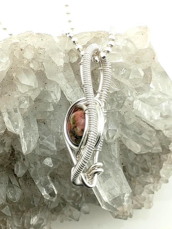 Wisiorek ze srebra Ag999 z jaspisem unakit dla znaku Skorpiona, Raka, Ryb i Byka