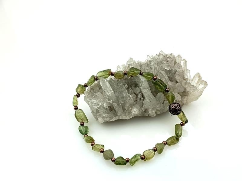 Na zamówienie Kamyki perydotu - bransoletka na podwójnej gumce, mosiądz, obwód 17 cm, waga 7.3 grama, rękodzieło