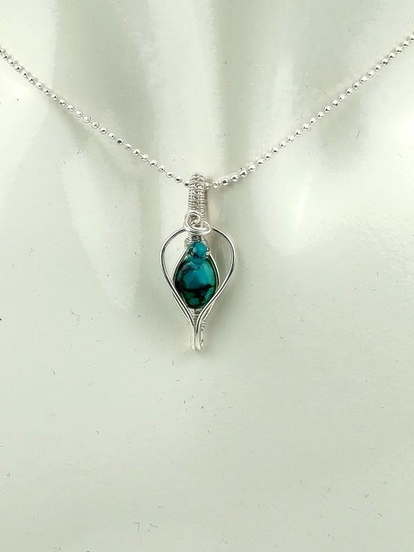 Zawieszka srebro Ag999 z turkusem, wymiary 2.7x1.2 cm, łańcuszek 42 plus 3 cm Ag925, waga 3.4 grama