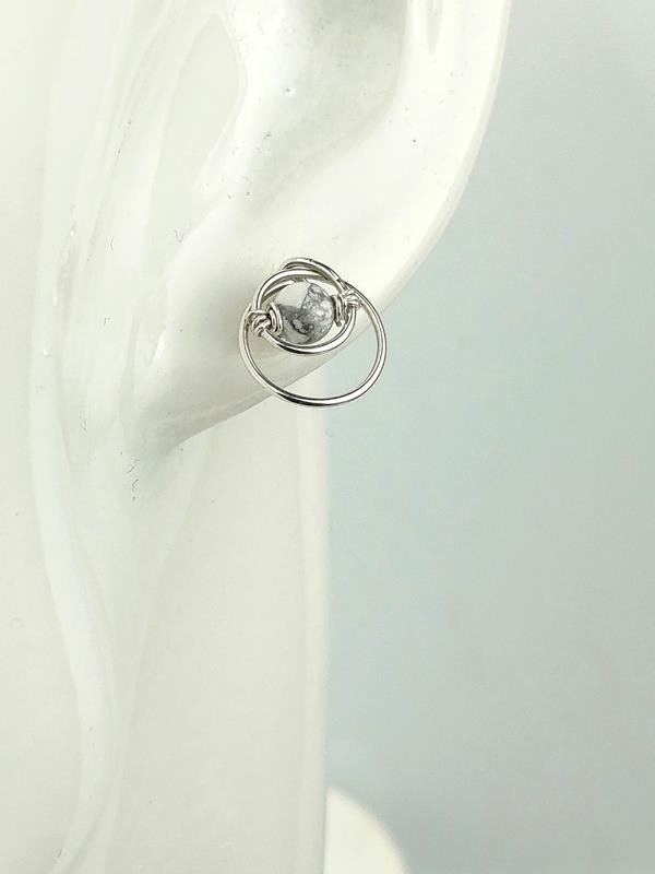 Biały howlit - kolczyki srebro, wymiary 1.2x1 cm, waga 1 gram, znak Bliźniąt, Panny, Strzelca, rękodzieło