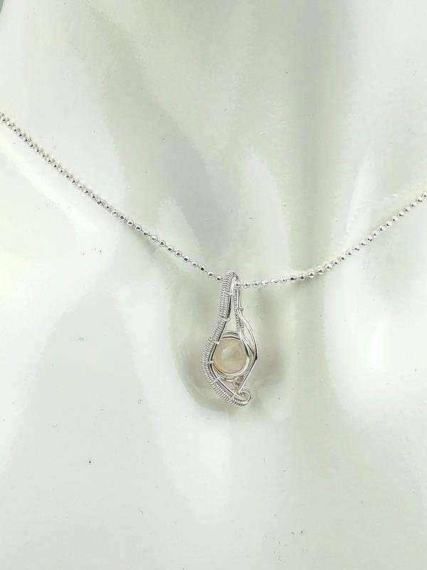 Wisiorek ze srebra Ag999 z opalem etiopskim - kamieniem nadziei, niewinności i czystości