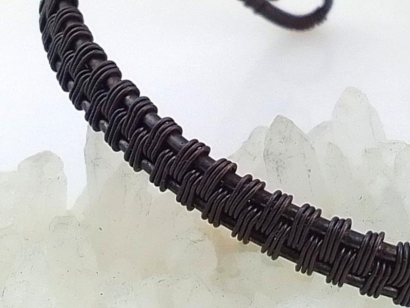 Bransoletka z drutu miedzianego, obwód 16-20 cm - zbliżenie paska